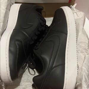Nike Women's Ebernon Low Black Athletic Shoes like new condition w/no marks.